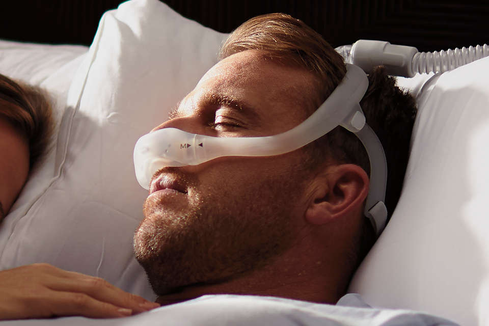 DreamWear Nasenmaske mit Ausatemventil, Kopfband und 4 Maskenkissen